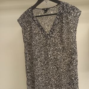 H&M Black and White Abstract V-Neck Cap Sleeve Blouse